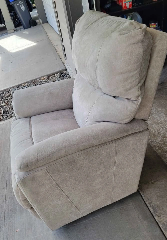 LaZBoy Recliner - Excellent Condition - photo 3