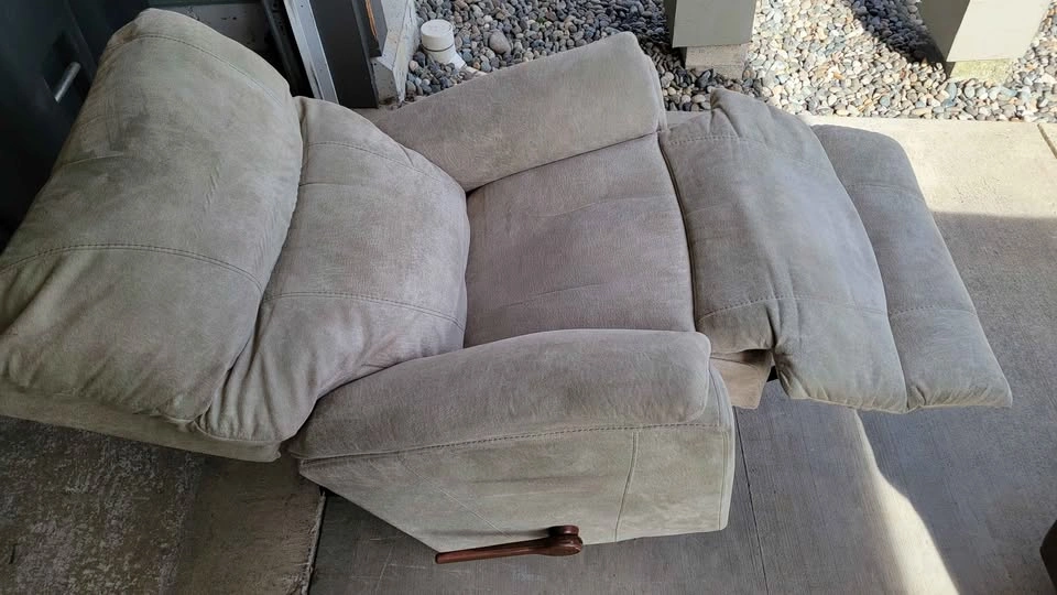 LaZBoy Recliner - Excellent Condition - photo 4