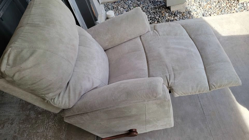 LaZBoy Recliner - Excellent Condition - photo 5