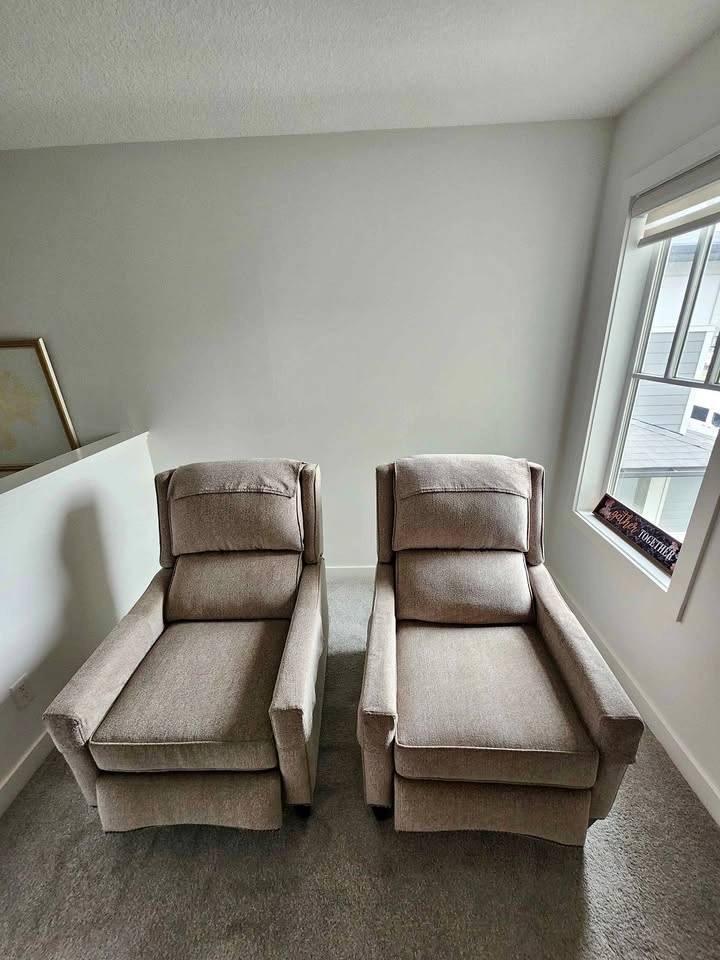 Set of 2 Modern Manual Recliners – Excellent Condition