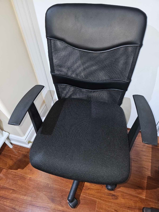 Black Compact Computer / Office Chair - Like New - photo 2