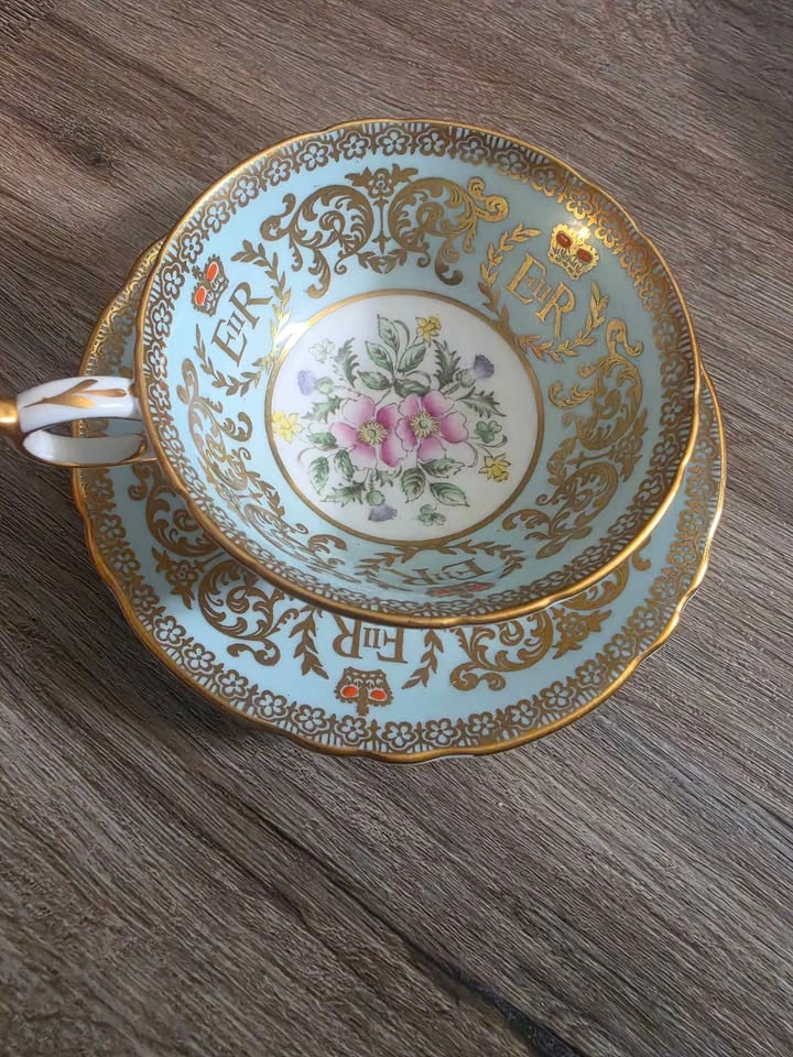 Paragon Queen Elizabeth II Commemorative Teacup and Saucer - photo 2