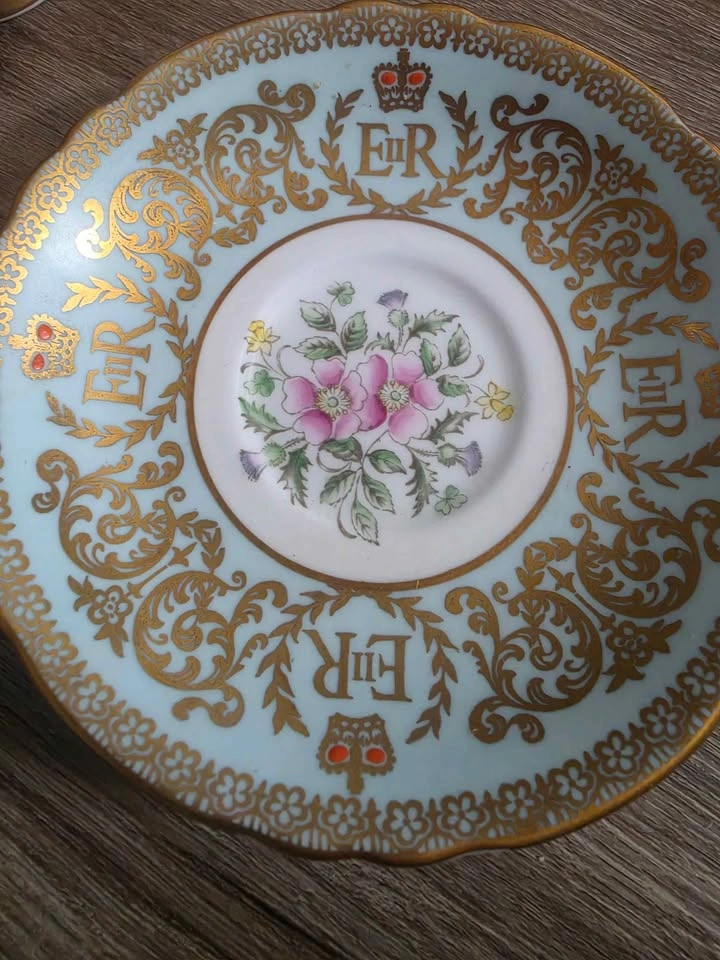 Paragon Queen Elizabeth II Commemorative Teacup and Saucer - photo 4