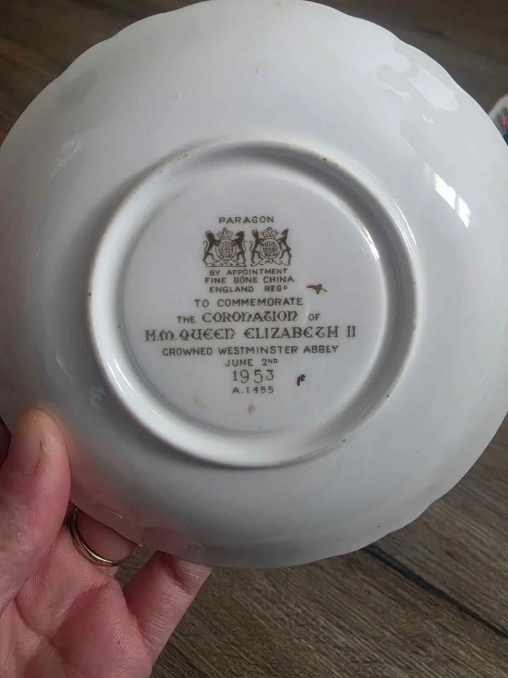 Paragon Queen Elizabeth II Commemorative Teacup and Saucer - photo 5