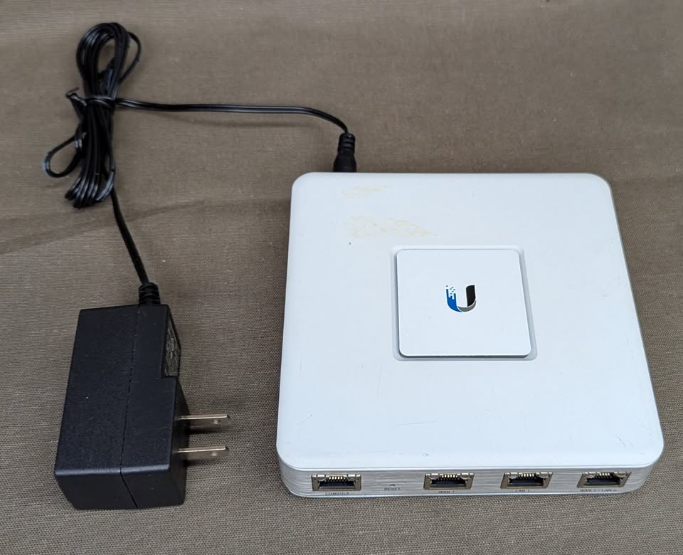 Ubiquiti Unifi Security Gateway Router USG - photo 2