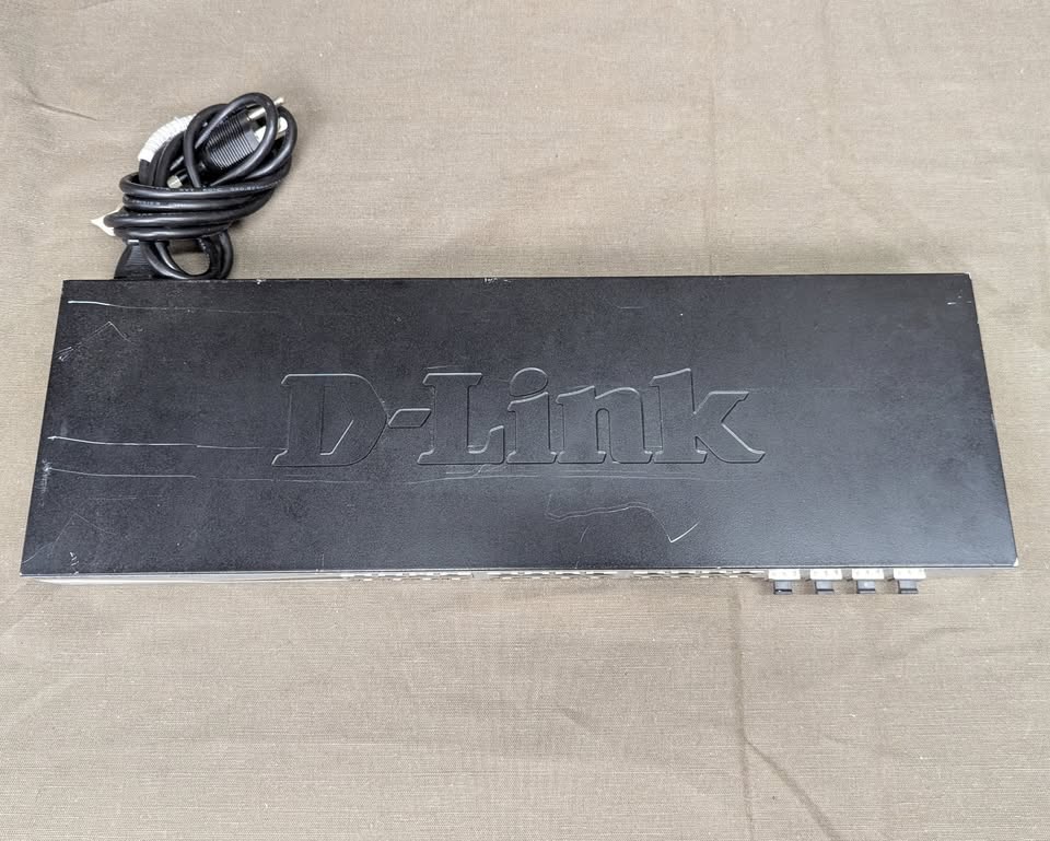 28 port Dlink DGS-1210-28 Web Smart gigabit ethernet switch - photo 3