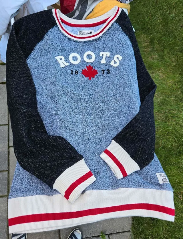 ROOTS Cabin sweatshirt XL (11-12 yrs)