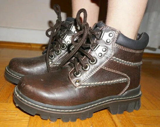 Boots - Tristan 725 Originals brand, Size 1 thumbnail