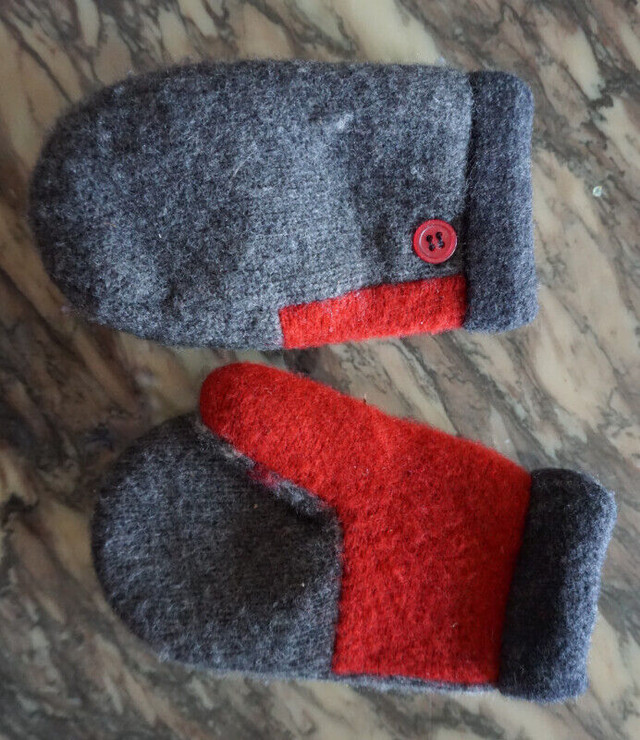 Wool mittens for child