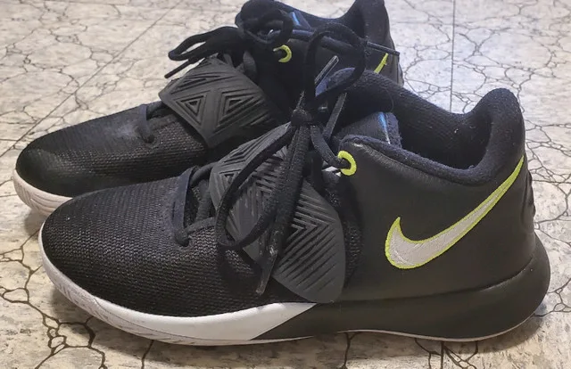 Nike sneakers, size 4Y thumbnail
