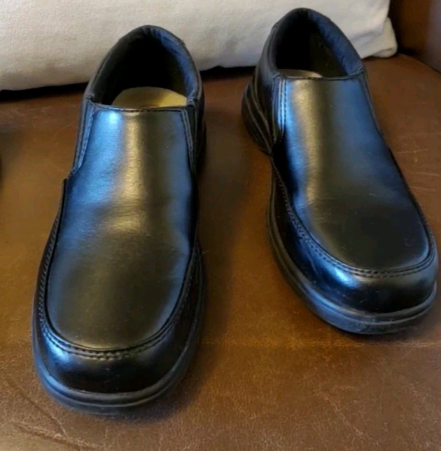 Hush Puppies dress shoes, Size 2 children's, Black, Shane