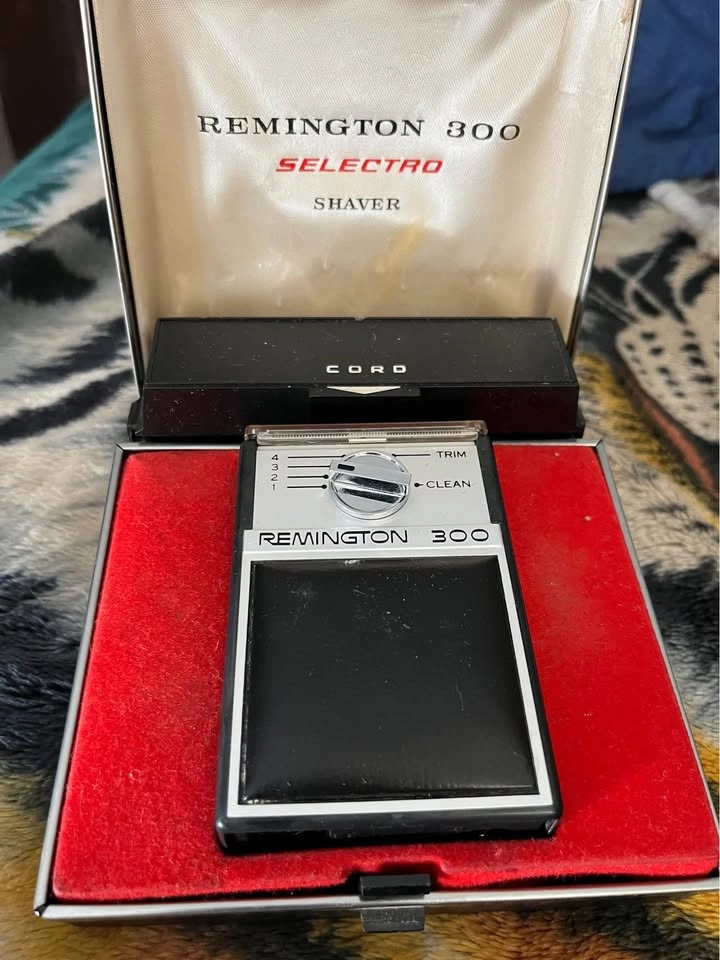 Remington 300 Selectro Shaver w/ Case - photo 2