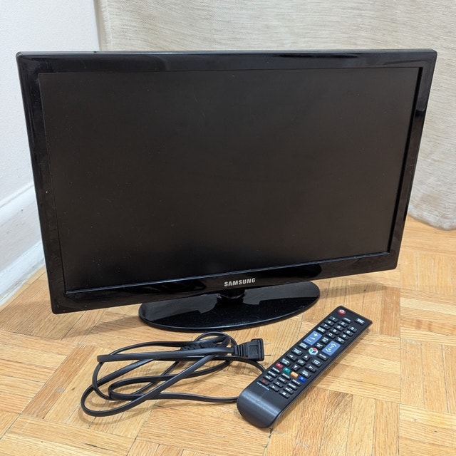 Samsung 19" LCD TV UN19D4003 HDMI + Remote