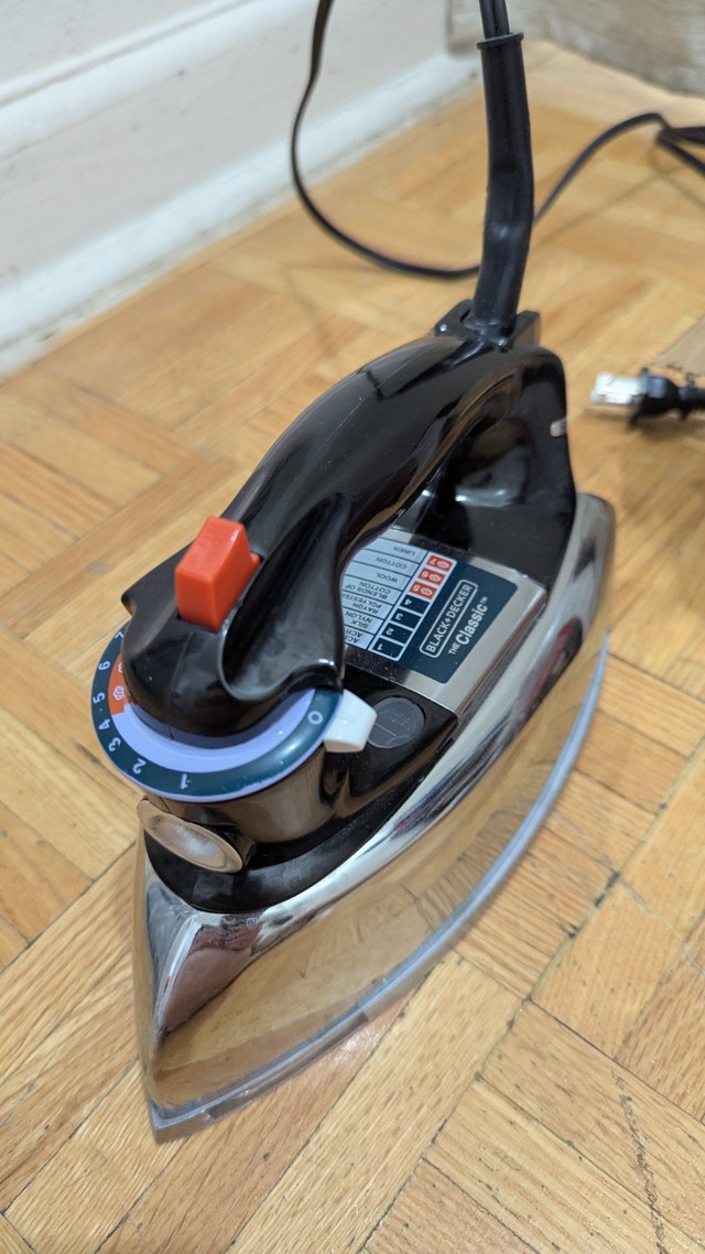 Classic Traditional Steam Iron Heavy Duty Aluminum Soleplate - photo 3