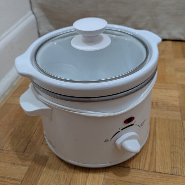 Slow Cooker 2 QT Porcelain Ceramic Bowl Compact Portable E2522