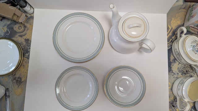 Vintage Royal Doulton Berkshire Teapot Dinner Plates - photo 2