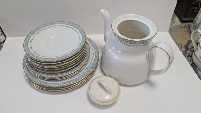 Vintage Royal Doulton Berkshire Teapot Dinner Plates - photo 5