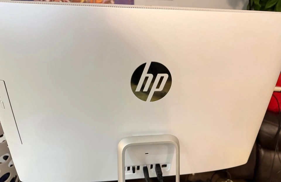 HP laptop desktop Pavilion All-in-One 24" i5 Touchscreen PC - photo 3