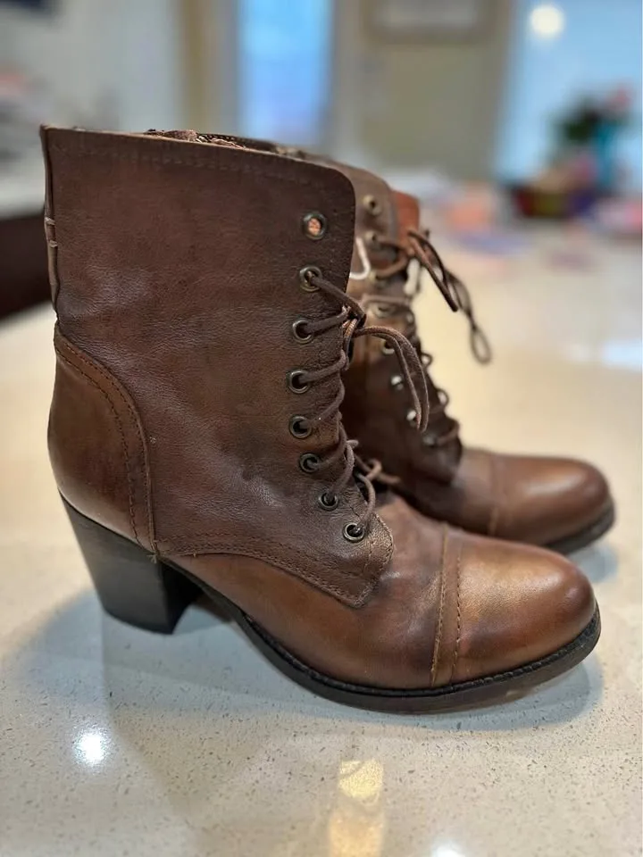 Steve Madden Leather Brown boots with heel size 8.5 thumbnail