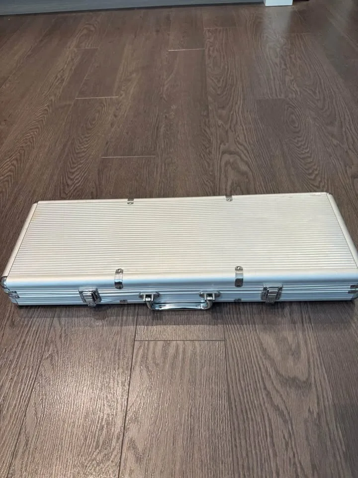 Poker Chip Set with Aluminum Carrying Case image indicator(4)