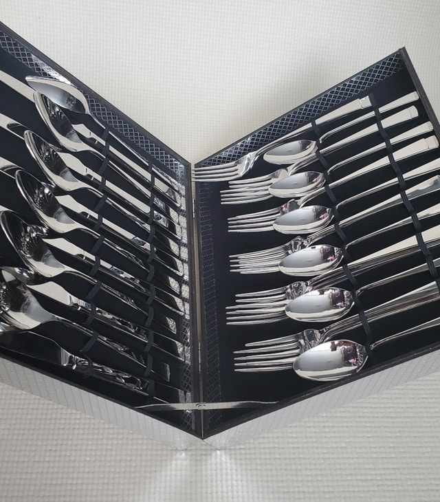 30 Piece Flatware Set - comes with gift case - photo 3