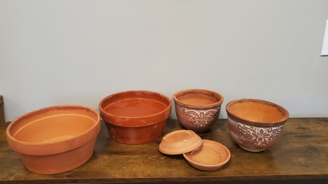 PLANT POTS, PLANTERS: Terracotta Planters Pots Lot Of 4 + 2 tray