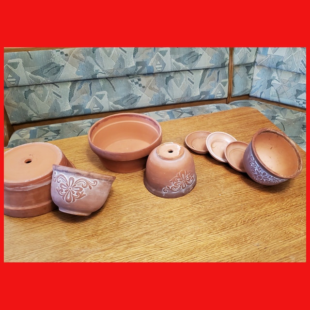 PLANT POTS, PLANTERS: Terracotta Planters Pots Lot Of 4 + 2 tray - photo 2