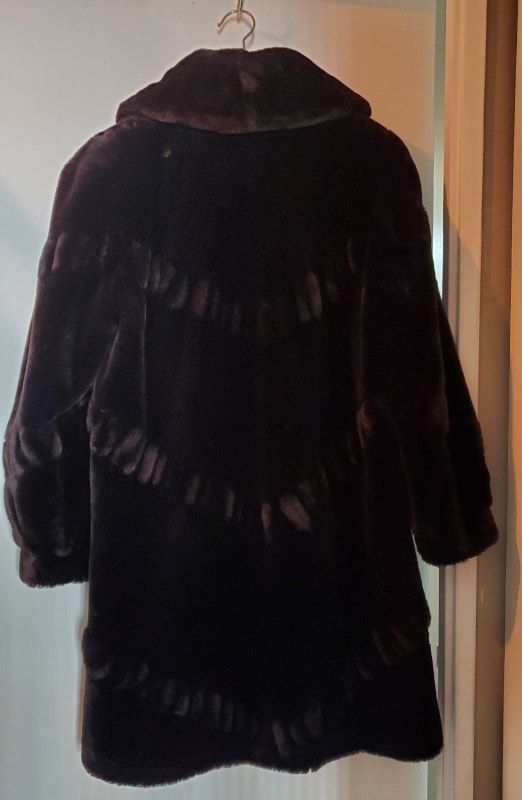 Beautiful Fur coat - Blackish-Dark-Brown Faux - NEW! - $80 O.B.O - photo 3