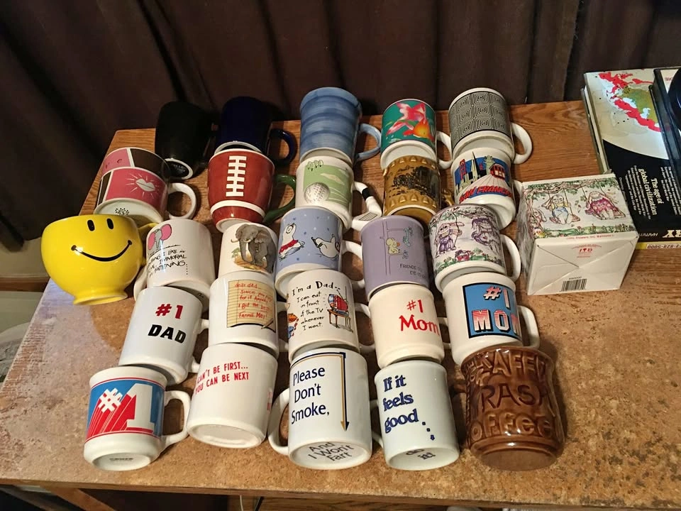 LOT OF 26 COFFEE MUGS: SMILEY, FOOTBALL, GOLF, ANIMALS, MOM/DAD
