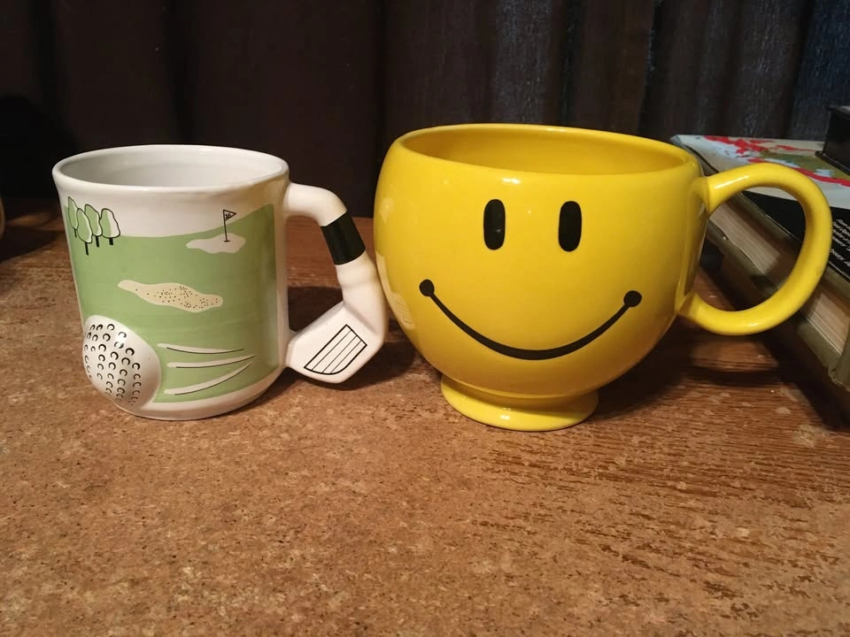 LOT OF 26 COFFEE MUGS: SMILEY, FOOTBALL, GOLF, ANIMALS, MOM/DAD - photo 2