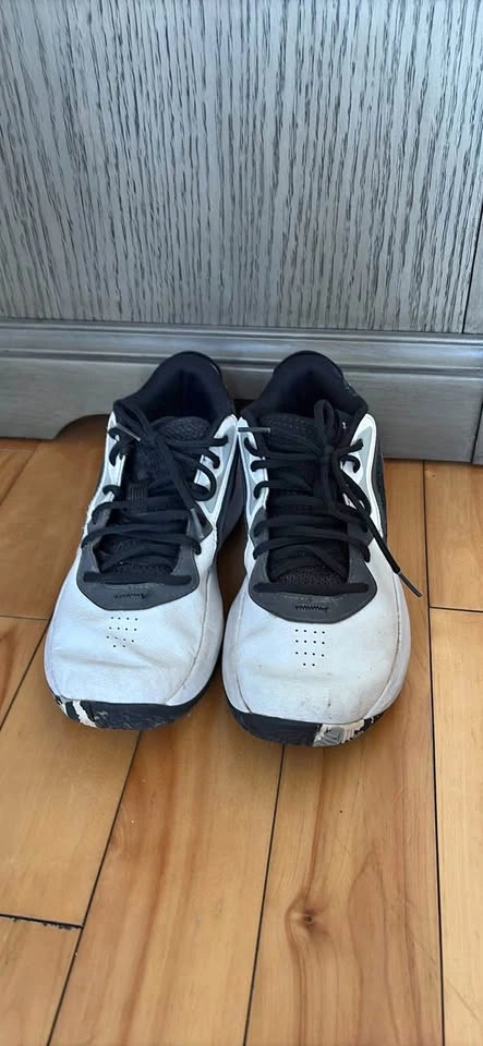 Basketball shoes