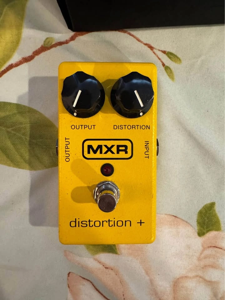 M104 - Distortion + Pedal (basically new)
