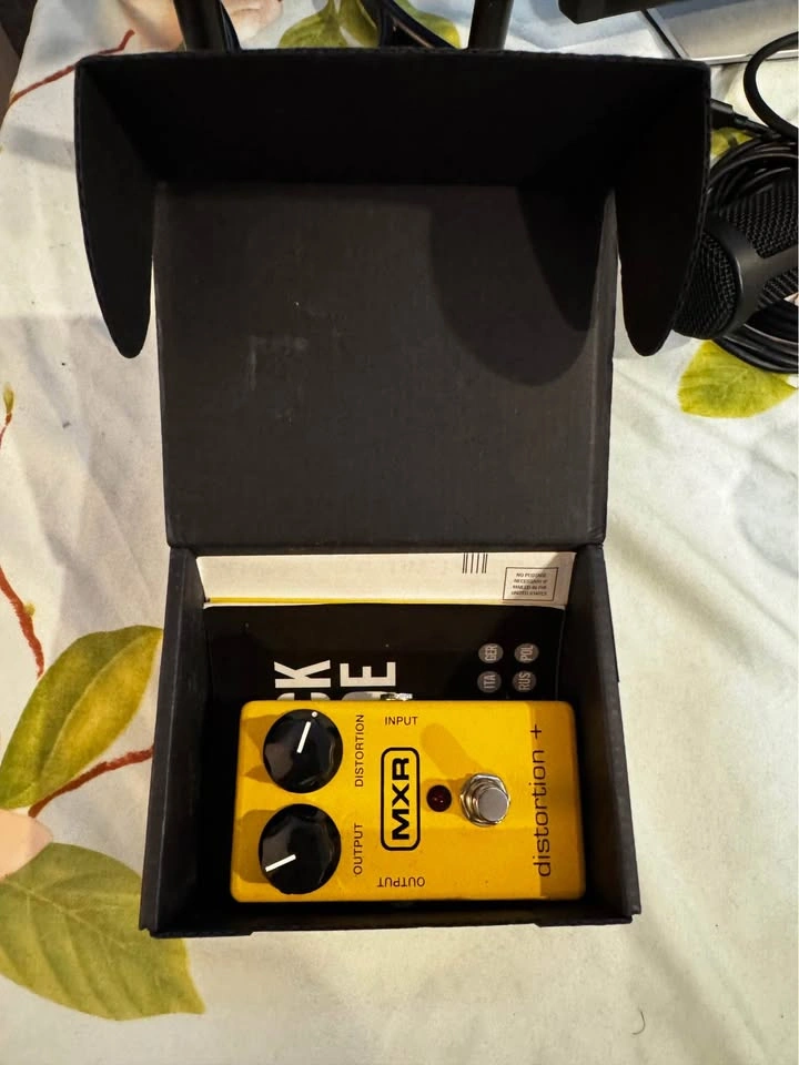 M104 - Distortion + Pedal (basically new) - photo 2
