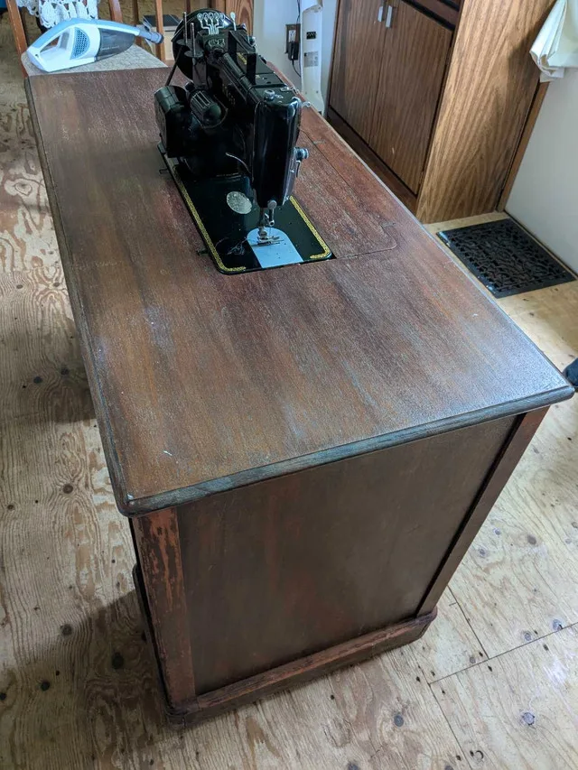 Vintage Singer Sewing Machine and Table image indicator(4)
