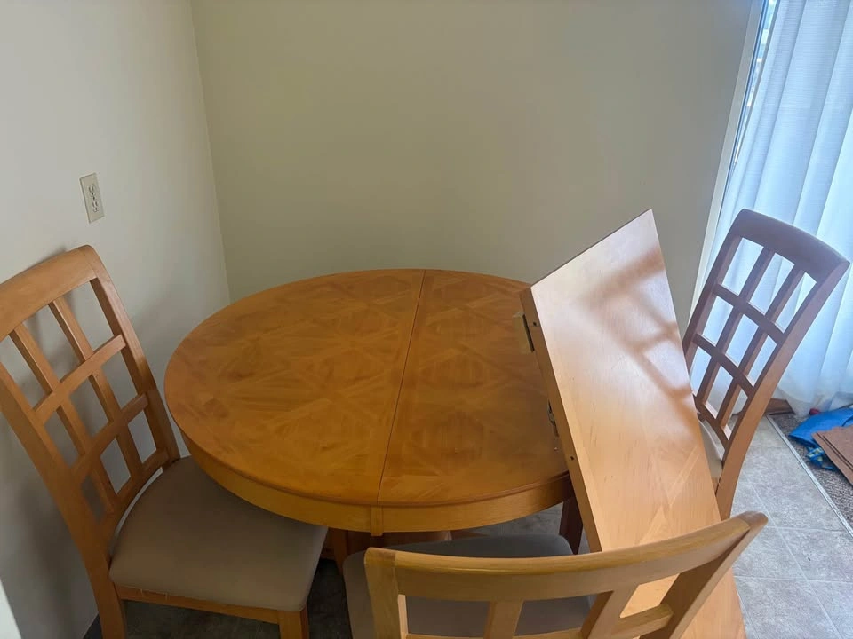 Extendable Dining Table + 4 Chairs - photo 2