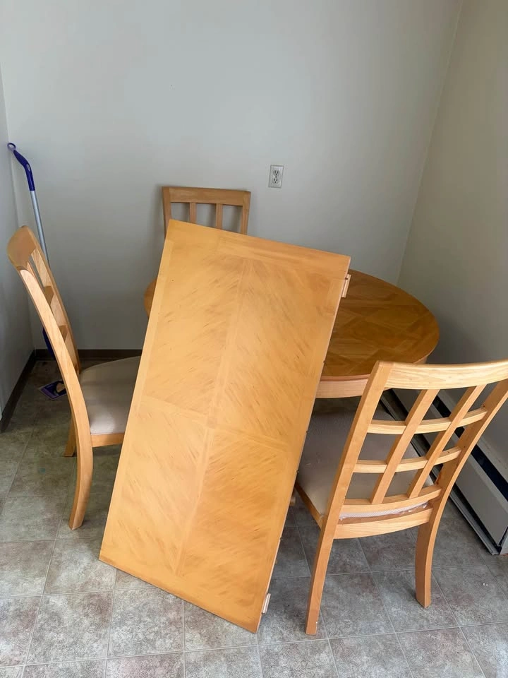 Extendable Dining Table + 4 Chairs - photo 3