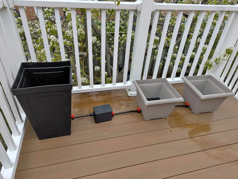 New Design Self watering planter system. Lasting up to 2 weeks.