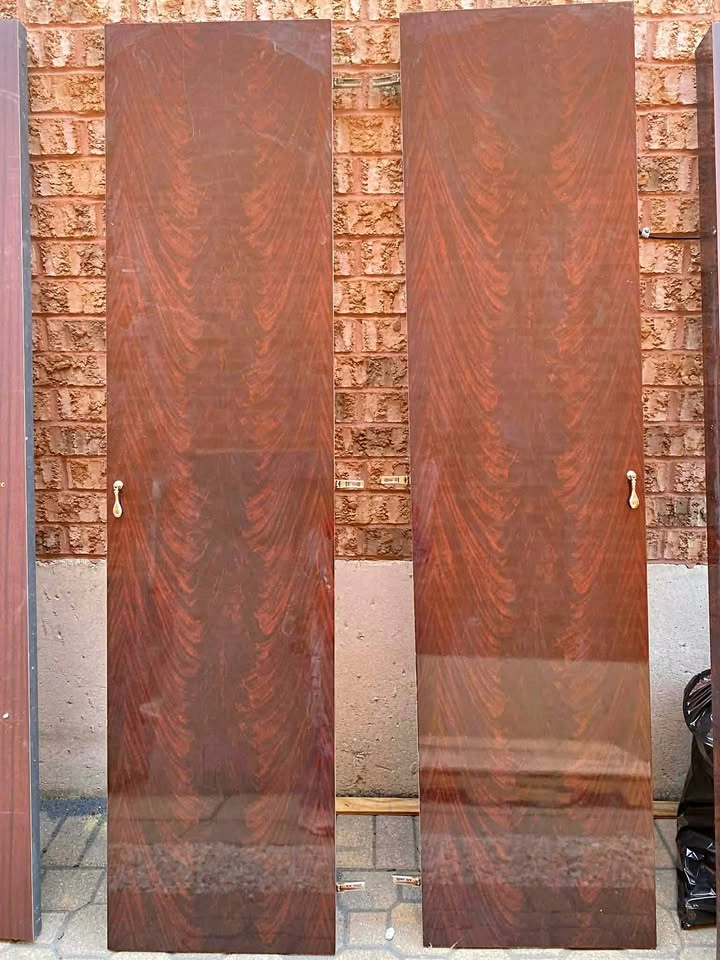 4 Door Large Wardrobe Cabinet (2 Mirrored Doors)