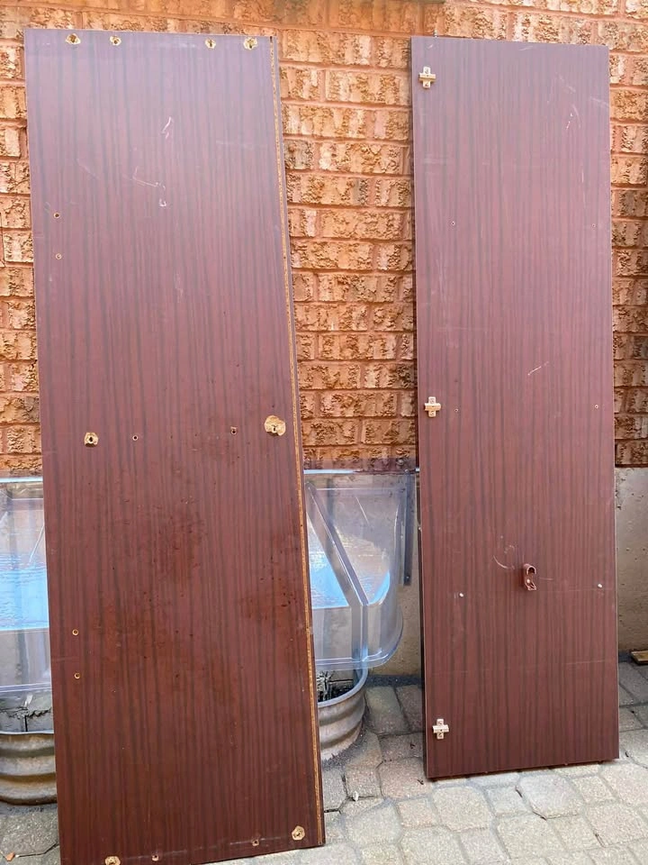 4 Door Large Wardrobe Cabinet (2 Mirrored Doors) - photo 2
