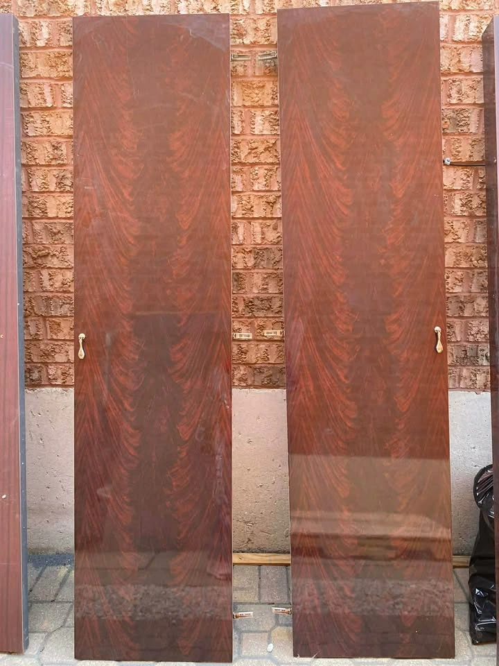 4 Door Large Wardrobe Cabinet (2 Mirrored Doors) - photo 5