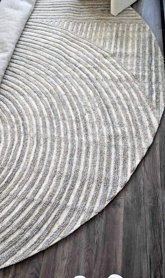 Large 10ft Round Safavieh Hand Tufted Rug