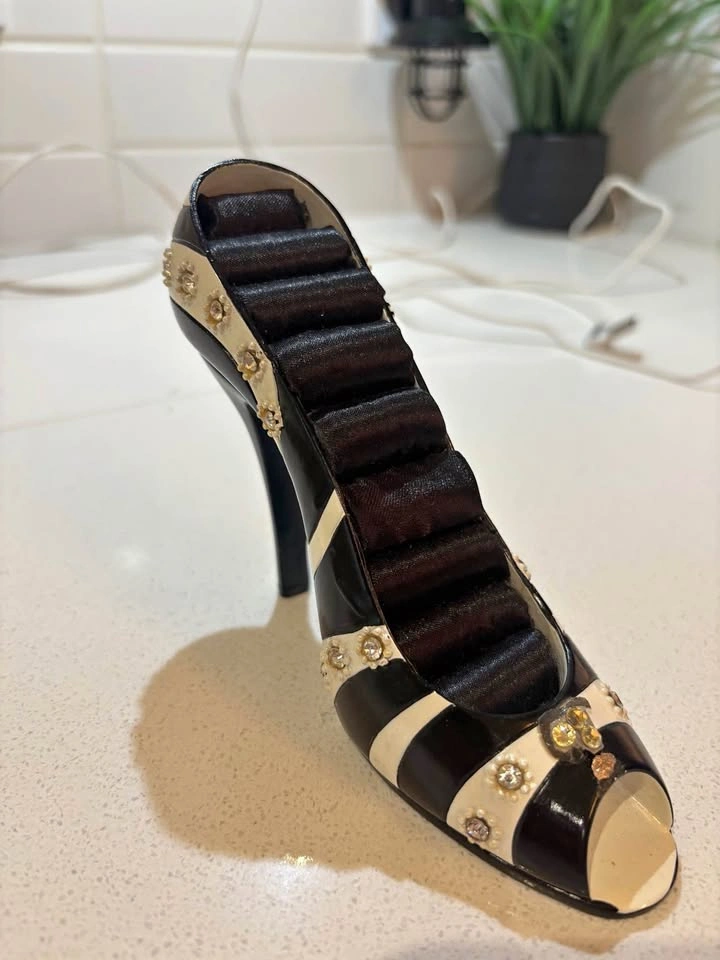 High heel ring holder