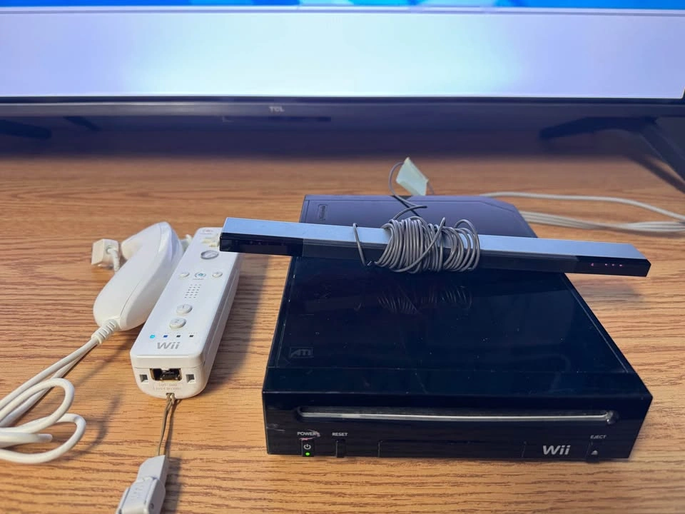 Nintendo Wii Black Console Bundle w/ Wii Sports, Remote, Nunchuk - photo 3