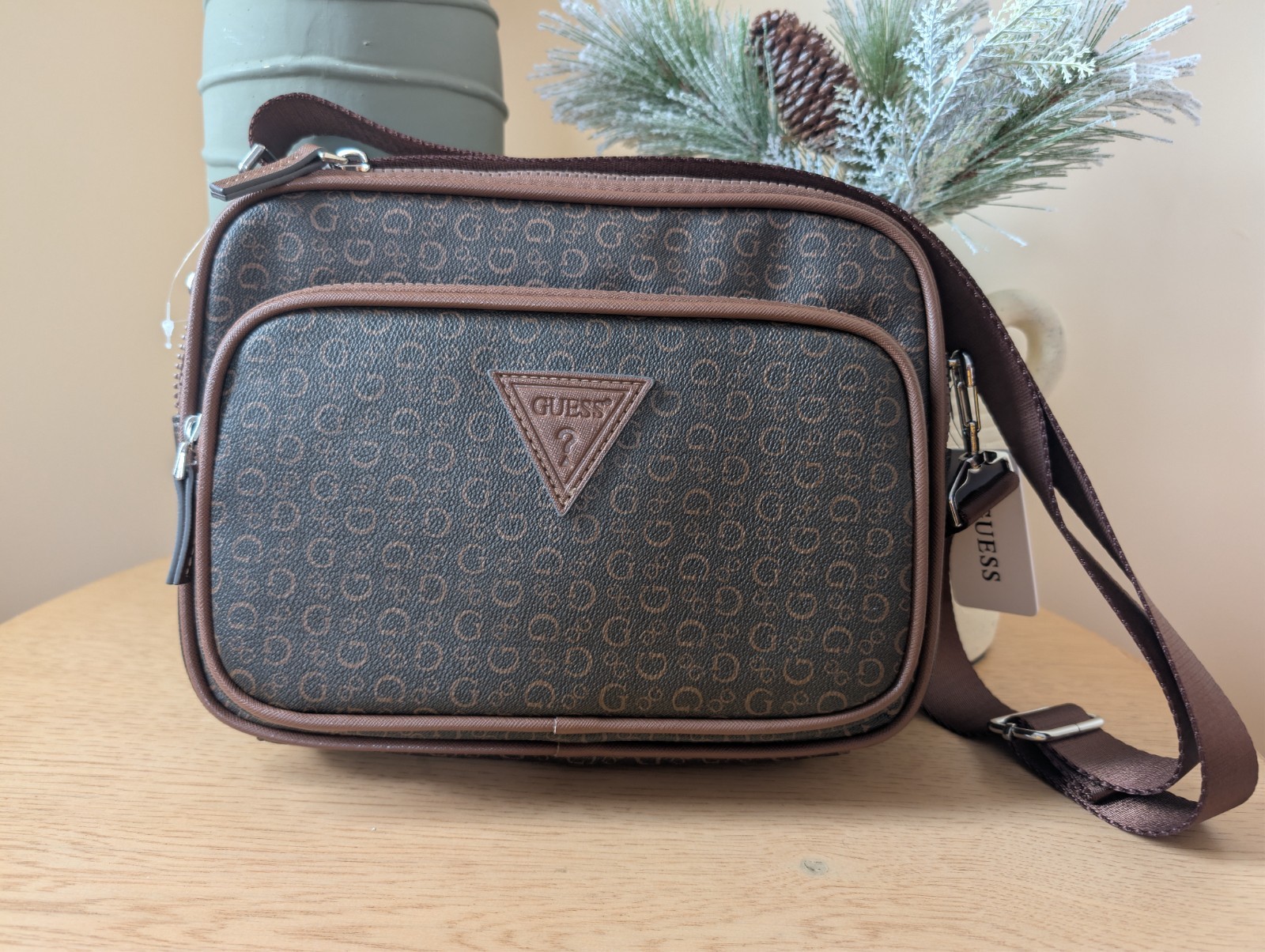 Crossbody GUESS. Brown color