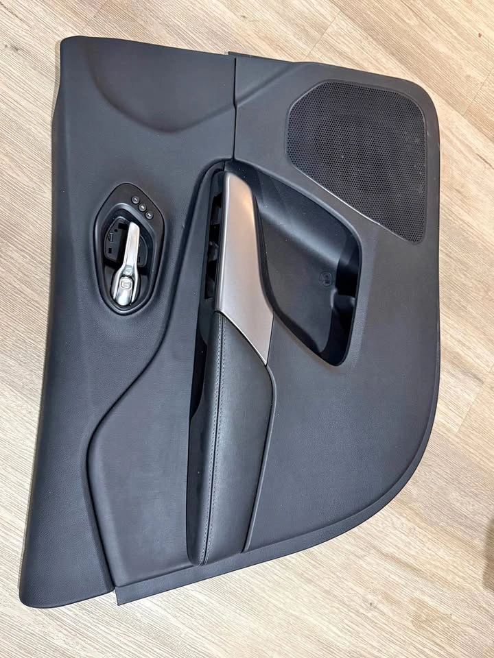 2022 Jeep Cherokee Limited Driver Side Door Panel