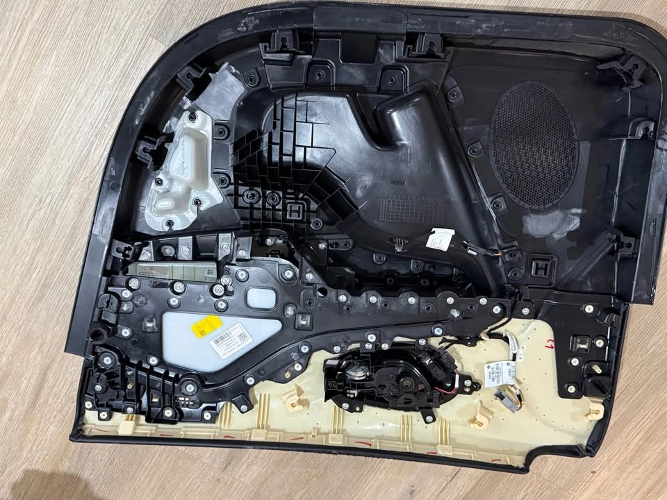 2022 Jeep Cherokee Limited Driver Side Door Panel - photo 2