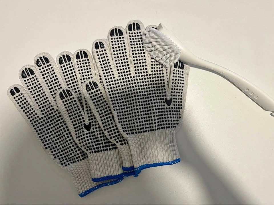 Dotted gloves + brush cleaning