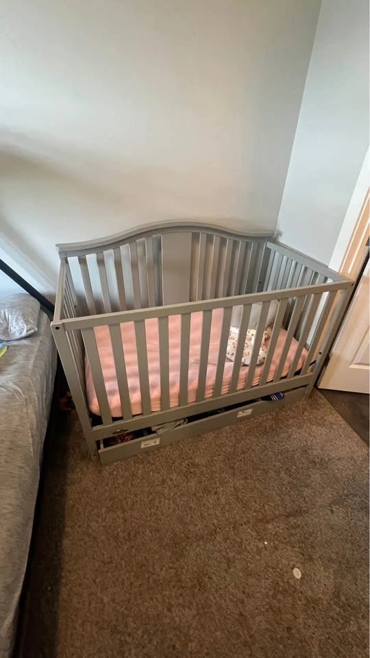 Graco Solano 4-in-1 Convertible Crib – Good Condition - photo 2