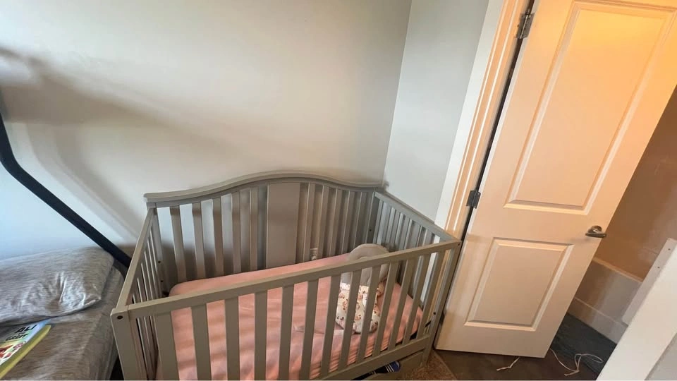 Graco Solano 4-in-1 Convertible Crib – Good Condition - photo 3