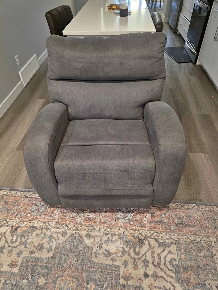 Reclining Armchair – Comfortable & Clean